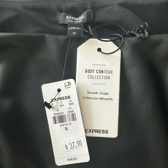 Express Crop Top - Picture 2 of 3